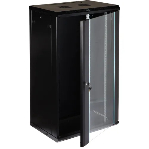 Czarna szafa rackowa z otwartymi drzwiami z przezroczystego szkła, ukazująca wnętrze z możliwością montażu sprzętu sieciowego. Szafa posiada wentylację na górze i jest przeznaczona do montażu na ścianie.