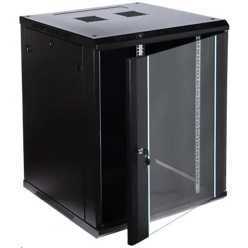 Czarna szafa rackowa z otwartymi drzwiami z hartowanego szkła, ukazująca wnętrze z metalowymi szynami montażowymi. Szafa ma wentylację na górze i jest przeznaczona do montażu na ścianie.
