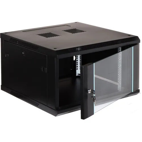 Czarna, metalowa szafka rackowa z przeszklonymi drzwiami, które są uchylone i zamykane na klucz. Szafka posiada otwory wentylacyjne na górze oraz boczne panele z możliwością demontażu.