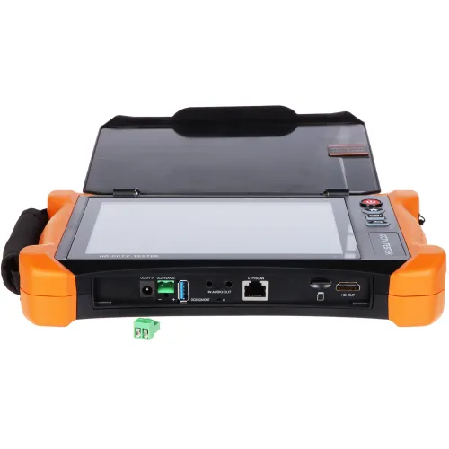 Na zdjęciu znajduje się przenośny tester CCTV z dużym ekranem, otwartą pokrywą i pomarańczową obudową. Urządzenie posiada różne porty wejścia i wyjścia, w tym HDMI, Ethernet oraz złącza audio-wideo.