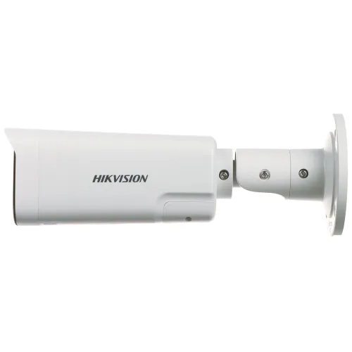 Biała kamera monitoringu marki Hikvision zamontowana na regulowanym uchwycie ściennym. Kamera ma cylindryczny kształt i jest skierowana w bok.