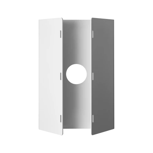 Zdjęcie przedstawia biały adapter słupowy do puszki montażowej, składający się z trzech paneli z otworem pośrodku. Adapter ma prostokątny kształt i jest przeznaczony do montażu na słupie.