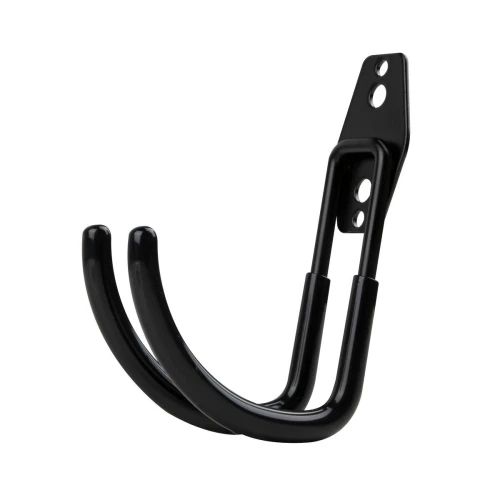 Czarny, metalowy uchwyt ścienny z dwoma zakrzywionymi ramionami i otworami montażowymi. Przeznaczony do przechowywania lub zawieszania przedmiotów.