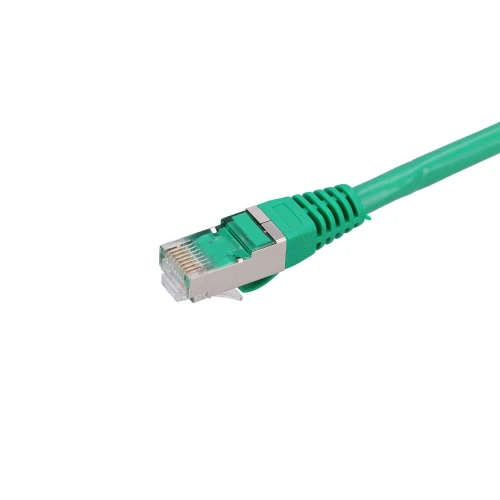 Zielony kabel Ethernet zakończony metalową wtyczką RJ45 na białym tle. Wtyczka posiada przezroczystą osłonę zabezpieczającą zatrzask.