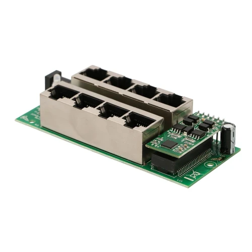 Zdjęcie przedstawia zieloną płytkę drukowaną z czterema portami Ethernet umieszczonymi w dwóch metalowych obudowach. Na płytce znajdują się również różne komponenty elektroniczne, takie jak kondensatory i układy scalone.