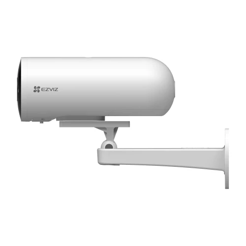 Biała kamera monitoringu EZVIZ H5 zamontowana na ściennym uchwycie. Kamera ma nowoczesny, cylindryczny kształt i logo EZVIZ po boku.