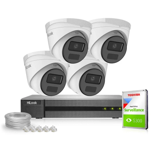 Zestaw monitoringu składający się z czterech białych kamer kopułkowych, rejestratora HiLook oraz dysku twardego Toshiba Surveillance S300. W tle widoczne są również akcesoria montażowe, takie jak przewody i złączki.