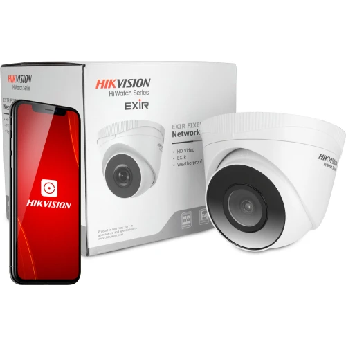 Na zdjęciu znajduje się biała kamera IP Hikvision z serii HiWatch, obok której widoczne jest opakowanie oraz smartfon z logo Hikvision na ekranie. Kamera ma kopułkowy kształt i jest przeznaczona do monitoringu wideo, oferując funkcje takie jak HD Video, EXIR i odporność na warunki atmosferyczne.