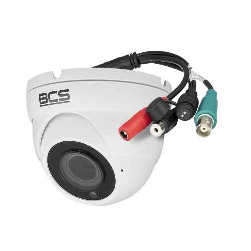 Biała kamera kopułkowa BCS z kilkoma kolorowymi złączami kablowymi. Kamera ma nowoczesny design i jest przeznaczona do monitoringu.