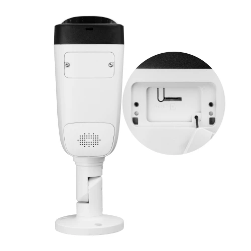 Kamera IP BCS-L-TIP58FCL4-Ai1 w białej obudowie z czarnymi elementami, zamontowana na regulowanej podstawie. Widoczny jest panel z tyłu urządzenia z dostępem do przycisku reset i portów.