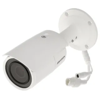 Biała kamera IP Hikvision o cylindrycznym kształcie z widocznym obiektywem i kablami połączeniowymi. Kamera jest zamontowana na okrągłej podstawie, co sugeruje możliwość montażu na ścianie lub suficie.