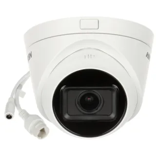 Biała kamera kopułkowa Hikvision z obiektywem motozoom i widocznym kablem połączeniowym. Na obudowie znajduje się napis "Hikvision" oraz oznaczenie kierunku "UP".
