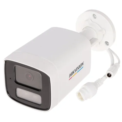 Biała kamera IP Hikvision z obiektywem i logo marki na obudowie, zamontowana na uchwycie ściennym. Widoczne są również przewody połączeniowe wychodzące z tylnej części kamery.