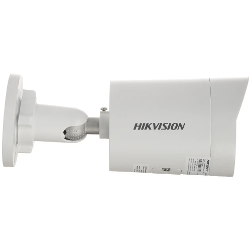 Na zdjęciu znajduje się biała kamera IP marki Hikvision, zamontowana na uchwycie ściennym. Kamera ma cylindryczny kształt i widoczne logo producenta na obudowie.