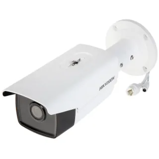 Biała kamera IP Hikvision z obiektywem i logo na boku, zamontowana na okrągłej podstawie. Widoczne są również przewody połączeniowe wychodzące z tyłu kamery.