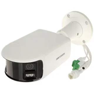 Biała kamera IP Hikvision z panoramicznym obiektywem i kilkoma złączami kablowymi widoczna z boku. Urządzenie ma nowoczesny design i jest przeznaczone do monitoringu zewnętrznego.