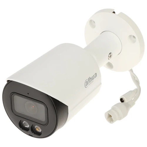 Biała kamera IP Dahua z obiektywem 2.8 mm, wyposażona w dwa widoczne diody LED i logo producenta na obudowie. Kamera posiada przewód z wtyczkami do podłączenia.
