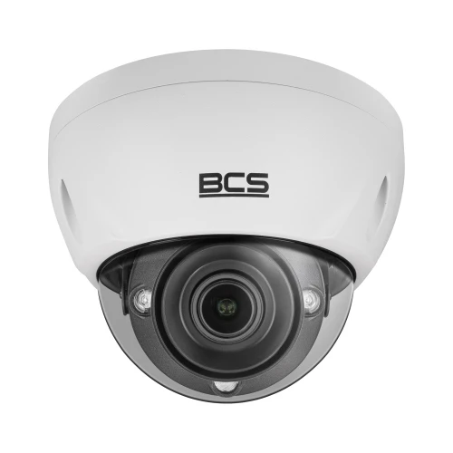 Na zdjęciu znajduje się biała, kopułowa kamera IP marki BCS z widocznym obiektywem i diodami LED. Kamera ma nowoczesny design i jest przeznaczona do monitoringu wizyjnego.