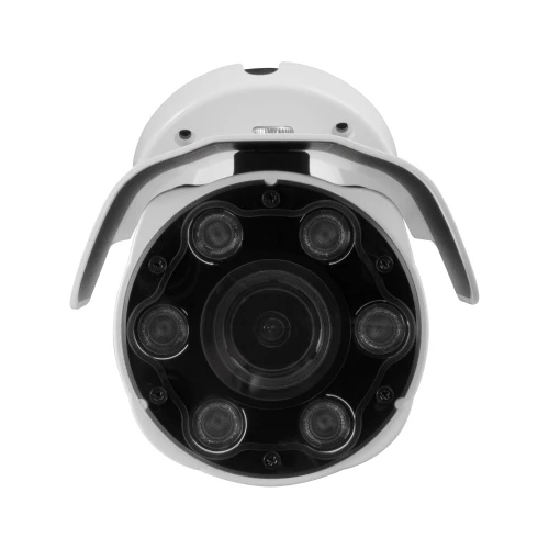 Biała kamera tubowa z widocznymi diodami LED wokół obiektywu, przeznaczona do monitoringu. Kamera posiada osłonę przeciwsłoneczną i jest skierowana prosto na obserwatora.