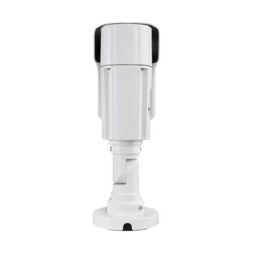 Biała kamera tubowa IP o rozdzielczości 8MPX z solidną obudową, zamontowana na regulowanym uchwycie. Kamera jest skierowana w stronę obiektywu, ukazując szczegóły konstrukcji i montażu.