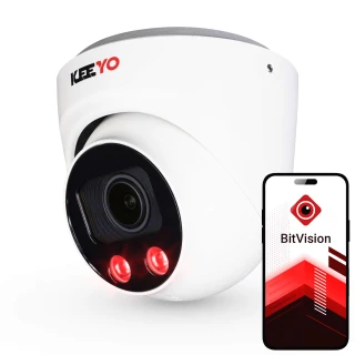 Biała kopułowa kamera monitoringu z czarnym obiektywem i dwoma czerwonymi diodami LED jest przedstawiona obok smartfona z aplikacją BitVision na ekranie. Kamera ma nowoczesny design i jest przeznaczona do monitoringu w wysokiej rozdzielczości 4K.