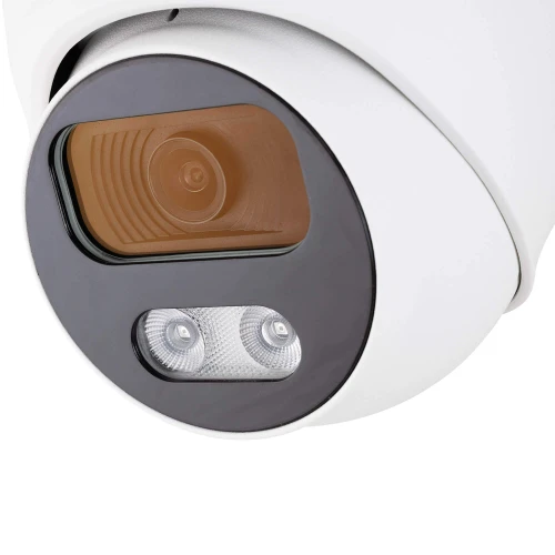 Biała kopułowa kamera IP z widocznym obiektywem i dwoma diodami LED na czarnym tle. Kamera ma nowoczesny design i jest przeznaczona do monitoringu.