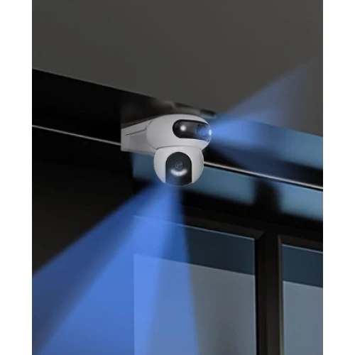 Kamera obrotowa IP Wi-Fi zamontowana na suficie, emitująca niebieskie światło. Urządzenie skierowane jest w stronę szklanych drzwi lub okna.