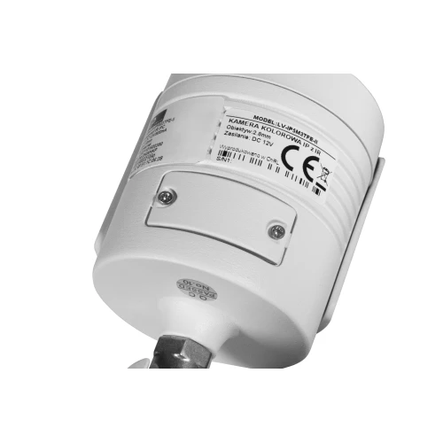 Biała kamera sieciowa IP marki Keeyo z widoczną etykietą techniczną i oznaczeniami CE. Kamera posiada cylindryczny kształt i jest przeznaczona do montażu zewnętrznego.