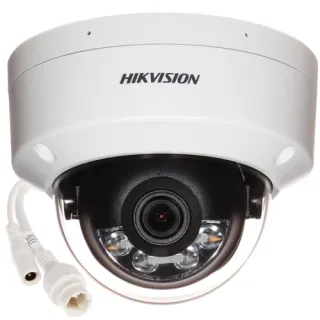 Wandaloodporna kamera IP Hikvision z białą obudową i widocznym obiektywem oraz diodami LED. Kamera posiada przewody do podłączenia zasilania i sieci.