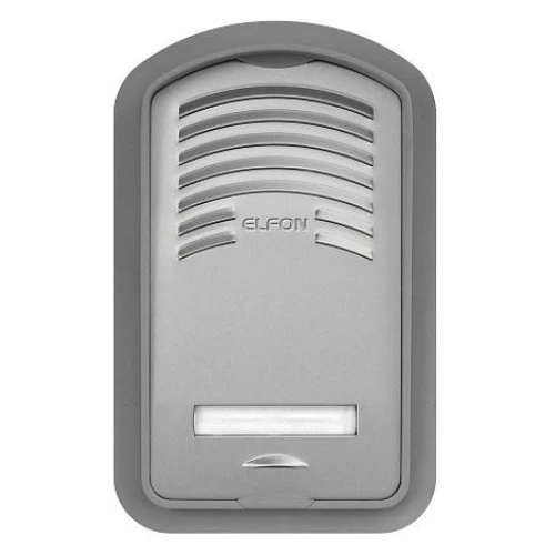 Na zdjęciu znajduje się srebrna kaseta domofonowa z zaokrąglonymi krawędziami, przeznaczona do montażu natynkowego lub podtynkowego. Kaseta posiada otwory wentylacyjne w górnej części oraz miejsce na przycisk lub etykietę w dolnej części.