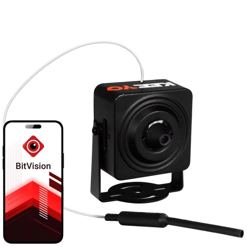 Na zdjęciu znajduje się czarna mini kamera pinhole marki Keeyo, obok której widoczny jest smartfon z aplikacją BitVision na ekranie. Kamera jest podłączona do cienkiego kabla, a jej konstrukcja jest kompaktowa i nowoczesna.