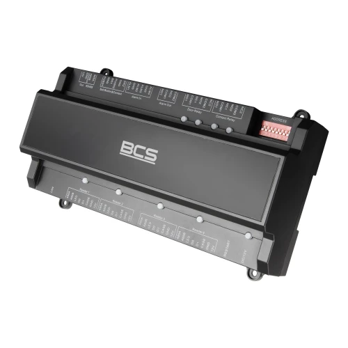 Na zdjęciu znajduje się czarny kontroler dostępu marki BCS z widocznymi złączami i oznaczeniami na obudowie. Urządzenie ma prostokątny kształt i jest przeznaczone do montażu w systemach kontroli dostępu.