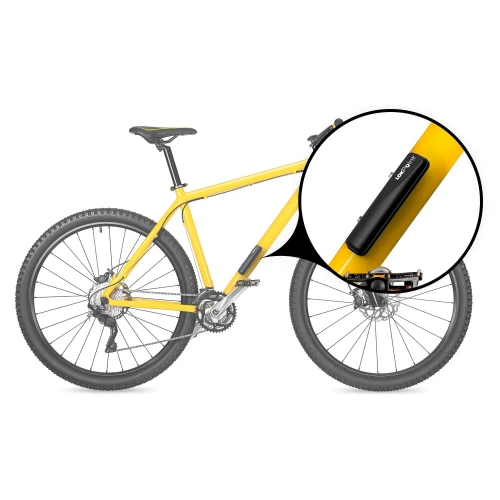 Żółty rower górski z zamontowanym lokalizatorem GPS na ramie. Powiększenie pokazuje szczegóły urządzenia przymocowanego do roweru.