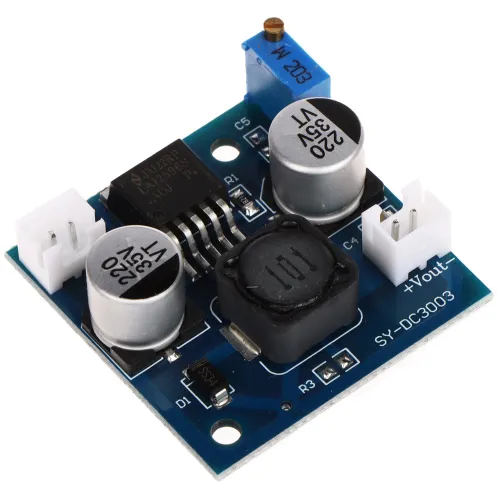 Moduł przetwornicy DC-DC z układem LM2596 na niebieskiej płytce drukowanej z widocznymi kondensatorami, cewką i złączami. Na płytce znajdują się oznaczenia komponentów oraz potencjometr do regulacji napięcia.