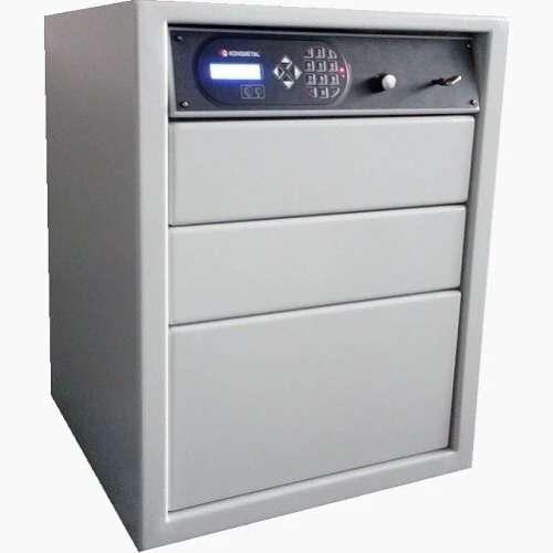 Szary, trój-szufladowy sejf elektroniczny z panelem sterującym i klawiaturą numeryczną na górze. Solidna konstrukcja zapewnia bezpieczeństwo przechowywanych przedmiotów.