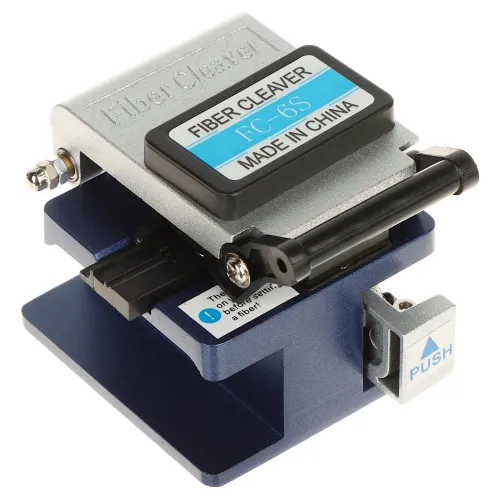 Na zdjęciu znajduje się nóż do włókien światłowodowych oznaczony jako FC-6S, wykonany z metalu i plastiku, z widocznym napisem "MADE IN CHINA". Urządzenie ma kompaktową, prostokątną formę z przyciskiem oznaczonym "PUSH" po prawej stronie.