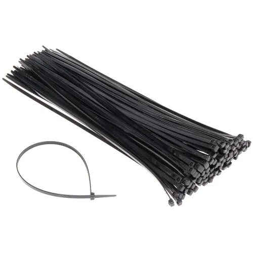 Na zdjęciu znajduje się duża ilość czarnych opasek kablowych ułożonych w stos, obok której leży jedna pojedyncza opaska. Opaski są wykonane z tworzywa sztucznego i mają mechanizm zębatkowy do zaciskania.