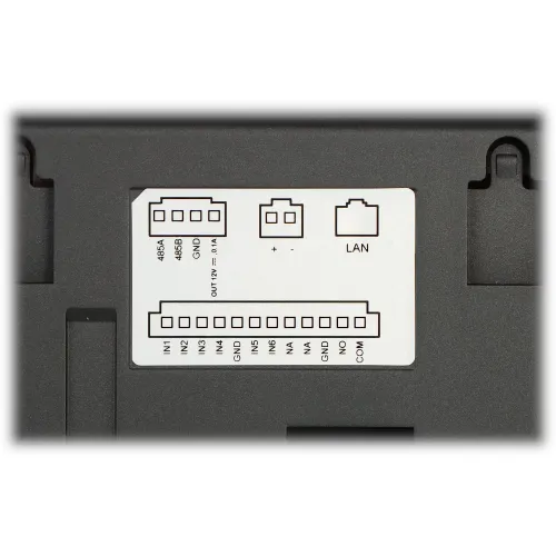 Zdjęcie przedstawia panel złącza z oznaczeniami dla różnych portów, w tym 485A, 485B, GND, LAN oraz kilku wejść i wyjść. Na panelu widoczna jest również informacja o napięciu wyjściowym 7V i natężeniu 0,1A.