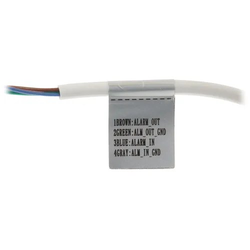 Zdjęcie przedstawia przewód z czterema kolorowymi żyłami: brązową, zieloną, niebieską i szarą, które są opisane na metalowej etykiecie. Etykieta informuje o funkcjach poszczególnych żył, takich jak "ALARM OUT" i "ALARM IN".