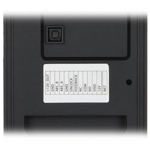 Zdjęcie przedstawia zbliżenie na panel z opisem złączy elektrycznych, umieszczonym na urządzeniu. Na panelu widoczne są oznaczenia takie jak +12V OUT, GND, 485 B, 485 A, UNLOCK, FEEDBACK, COM, NO, GND, 12V, NET.