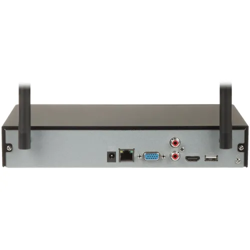 Zdjęcie przedstawia tylny panel urządzenia elektronicznego z różnymi portami, w tym złączem zasilania, portem Ethernet, VGA, HDMI, USB oraz wejściami audio. Na panelu znajdują się również dwie anteny po bokach.