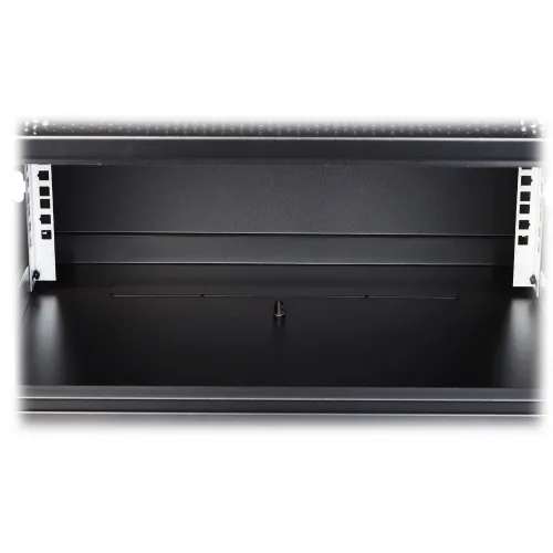 Czarny przepust kablowy w podłodze z metalowymi elementami po bokach. Wnętrze jest puste, z widocznymi otworami montażowymi.