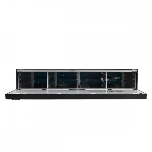 Zdjęcie przedstawia otwarty rejestrator IP BCS z widocznymi wnętrznościami, w tym miejscami na dyski twarde. Obudowa jest czarna, a wnętrze srebrne, z wyraźnie zaznaczonymi przegrodami na komponenty.