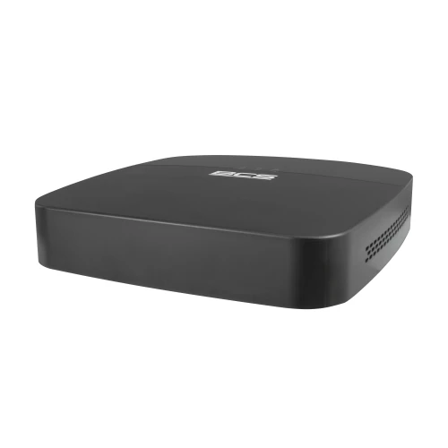 Czarny rejestrator IP BCS o nowoczesnym, minimalistycznym designie z zaokrąglonymi krawędziami. Na górnej powierzchni widoczne jest logo BCS, a po bokach znajdują się otwory wentylacyjne.