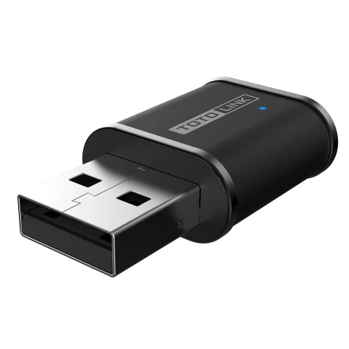 Czarny adapter USB marki Totolink z niebieską diodą na obudowie. Urządzenie ma kompaktowy, prostokątny kształt z zaokrąglonymi krawędziami.