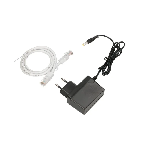 Na zdjęciu znajduje się czarny zasilacz sieciowy z wtyczką oraz biały kabel sieciowy z końcówkami RJ-45. Oba elementy są ułożone na białym tle.