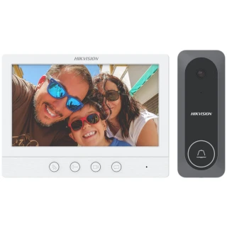 Zestaw wideodomofonowy Hikvision składający się z białego monitora z ekranem dotykowym oraz czarnej kamery z przyciskiem dzwonka. Na ekranie monitora wyświetlane jest zdjęcie uśmiechniętej rodziny w okularach przeciwsłonecznych.