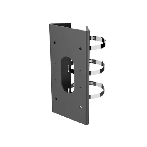 Czarny uchwyt montażowy na słup z trzema metalowymi opaskami zaciskowymi. Uchwyt ma prostokątny kształt z otworem pośrodku i jest przeznaczony do montażu urządzeń na słupach.