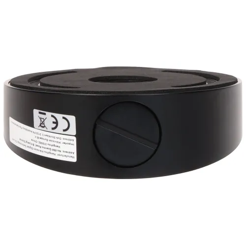 Czarny uchwyt z przepustem kablowym, widoczny z boku, z białą etykietą zawierającą informacje techniczne. Uchwyt ma okrągły kształt i gładką powierzchnię.