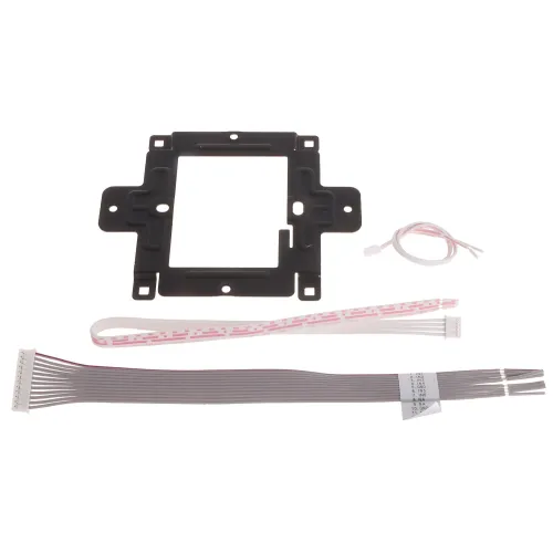 Na zdjęciu znajduje się zestaw montażowy składający się z czarnej ramki, dwóch taśm przewodowych oraz małego kabla z białą wtyczką. Elementy są ułożone na białym tle, co podkreśla ich szczegóły i kształty.